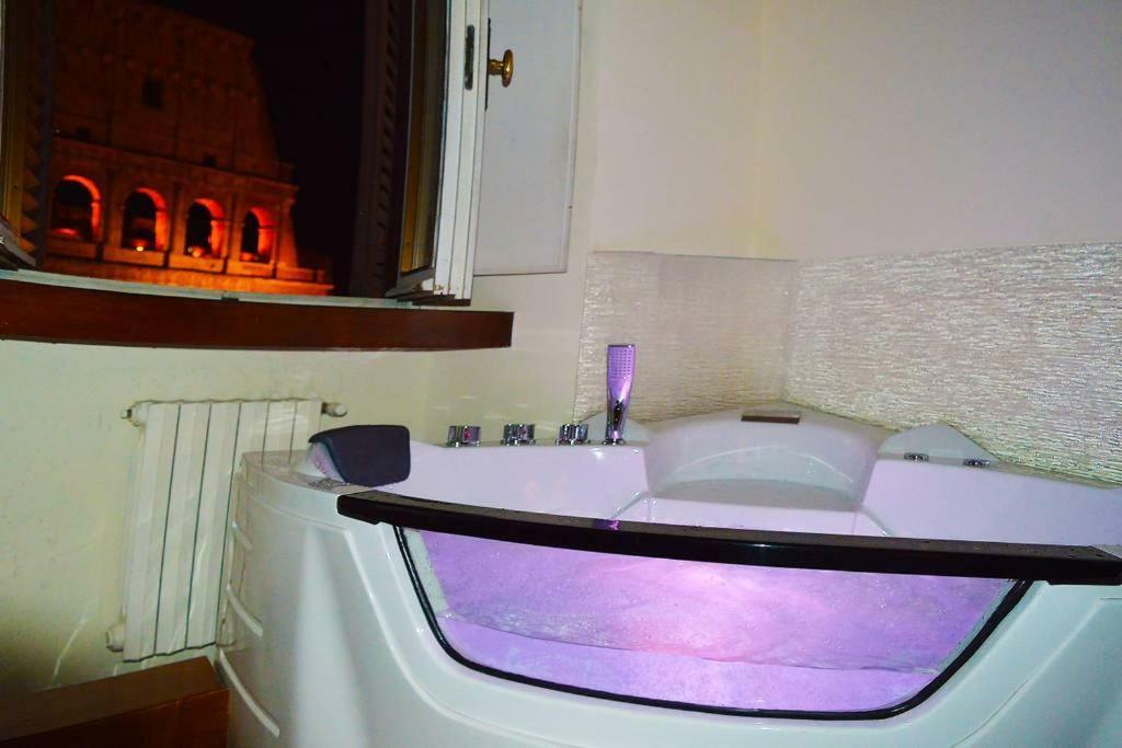 Jacuzzi In Front Of The Colosseum Apartment Roma Exterior foto