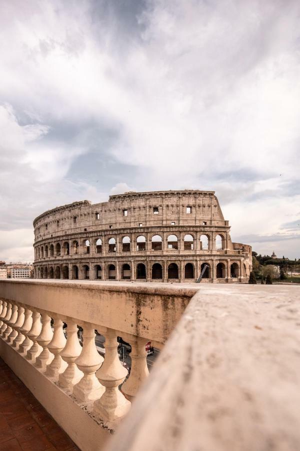 Jacuzzi In Front Of The Colosseum Apartment Roma Exterior foto